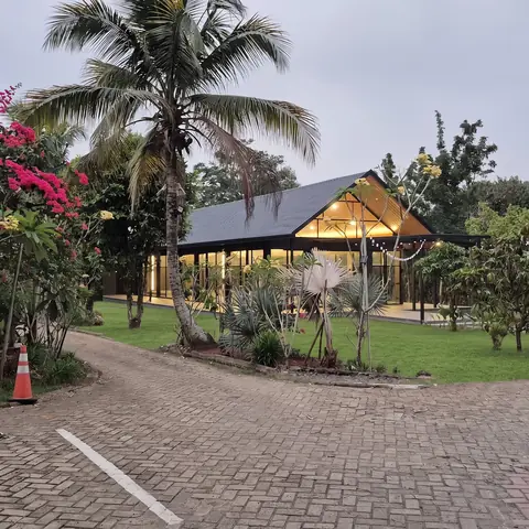 Area taman dan Glass House