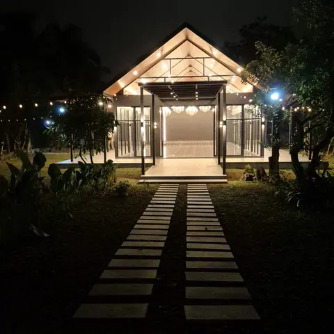 Glass House Jagarasa Venue pada malam hari
