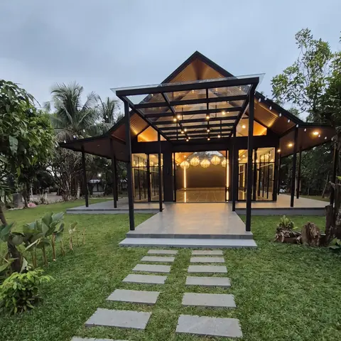 Glass House dari taman depan