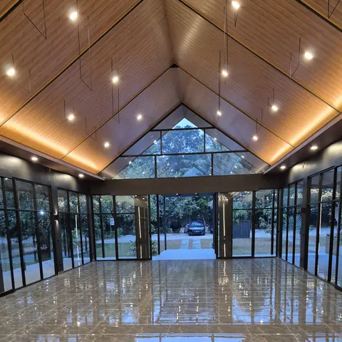 Interior Glass House menghadap pintu masuk