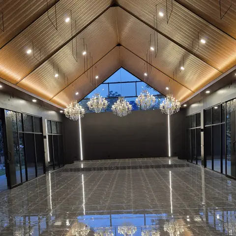 Interior Glass House dan panggung